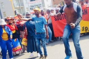 Several intersections in Pretoria CBD were closed off as a large crowd of protesting SA Municipal Workers Union marched to Tshwane House. The SAMWU memorandum was received by city manager Moeketsi Mosola. MEDIA: ANA Reporter