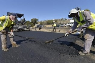 Placing asphalt layers on the newly constructed lanes along Kommetjie Road and Ou Kaapse Weg. Photo City of Cape Town