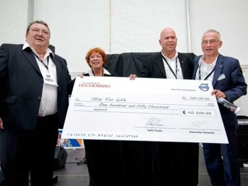 Thérèse Ducournau, Anders Lindblad and Jean-Noël Thénault pictured holding cheque