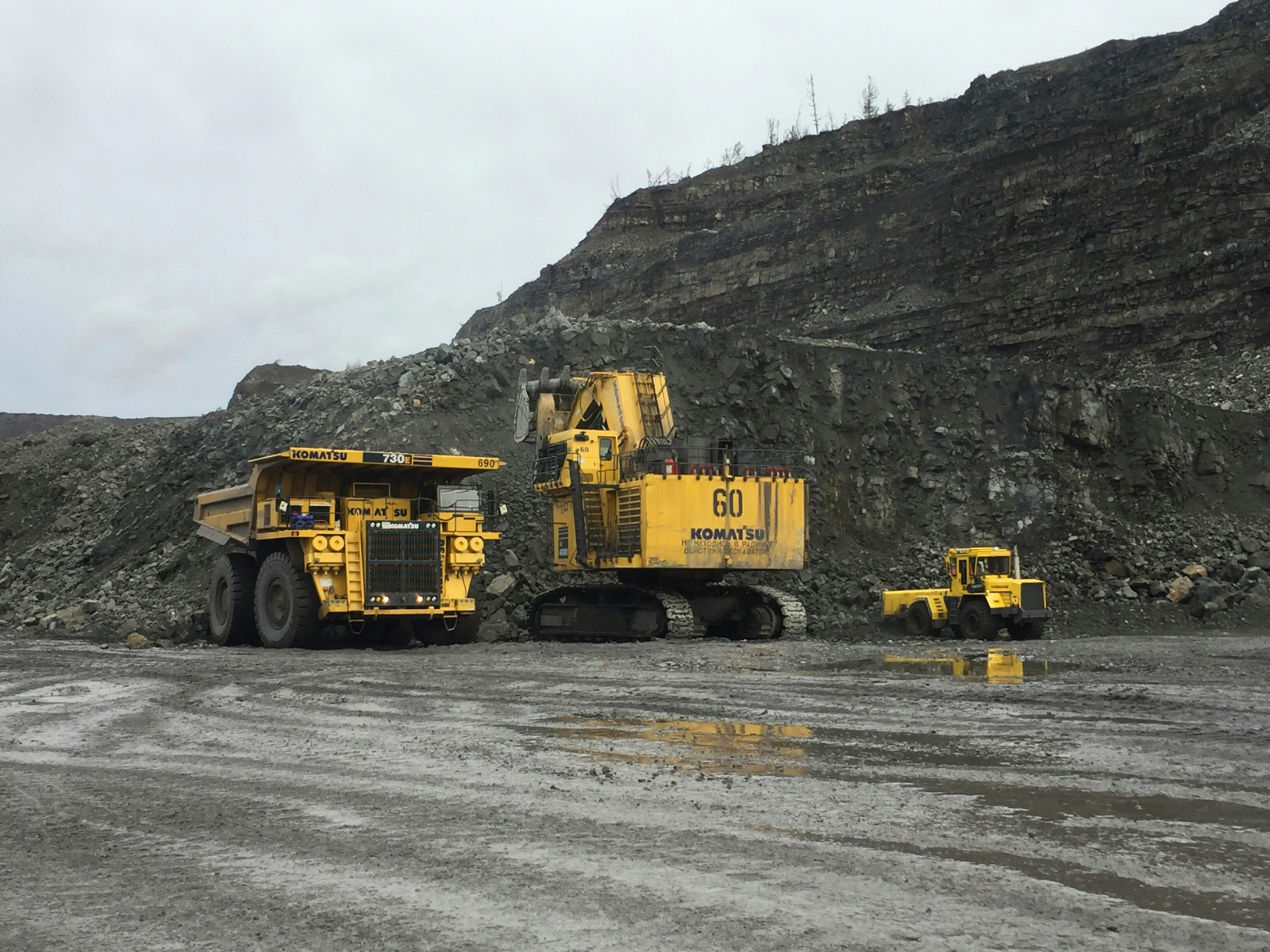 Mining product transport in mining trucks