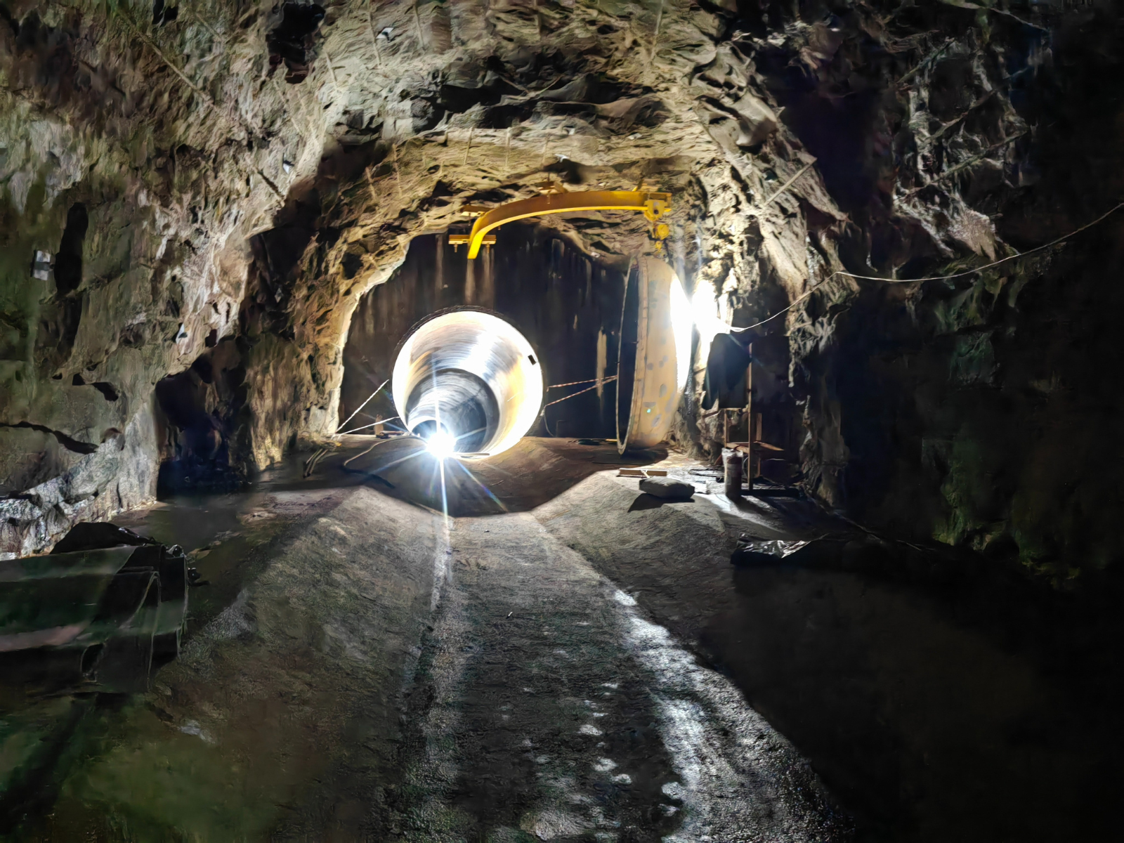 A significant unknown at projectinception was the degree of
deterioration within the steel
liners of the tunnel system