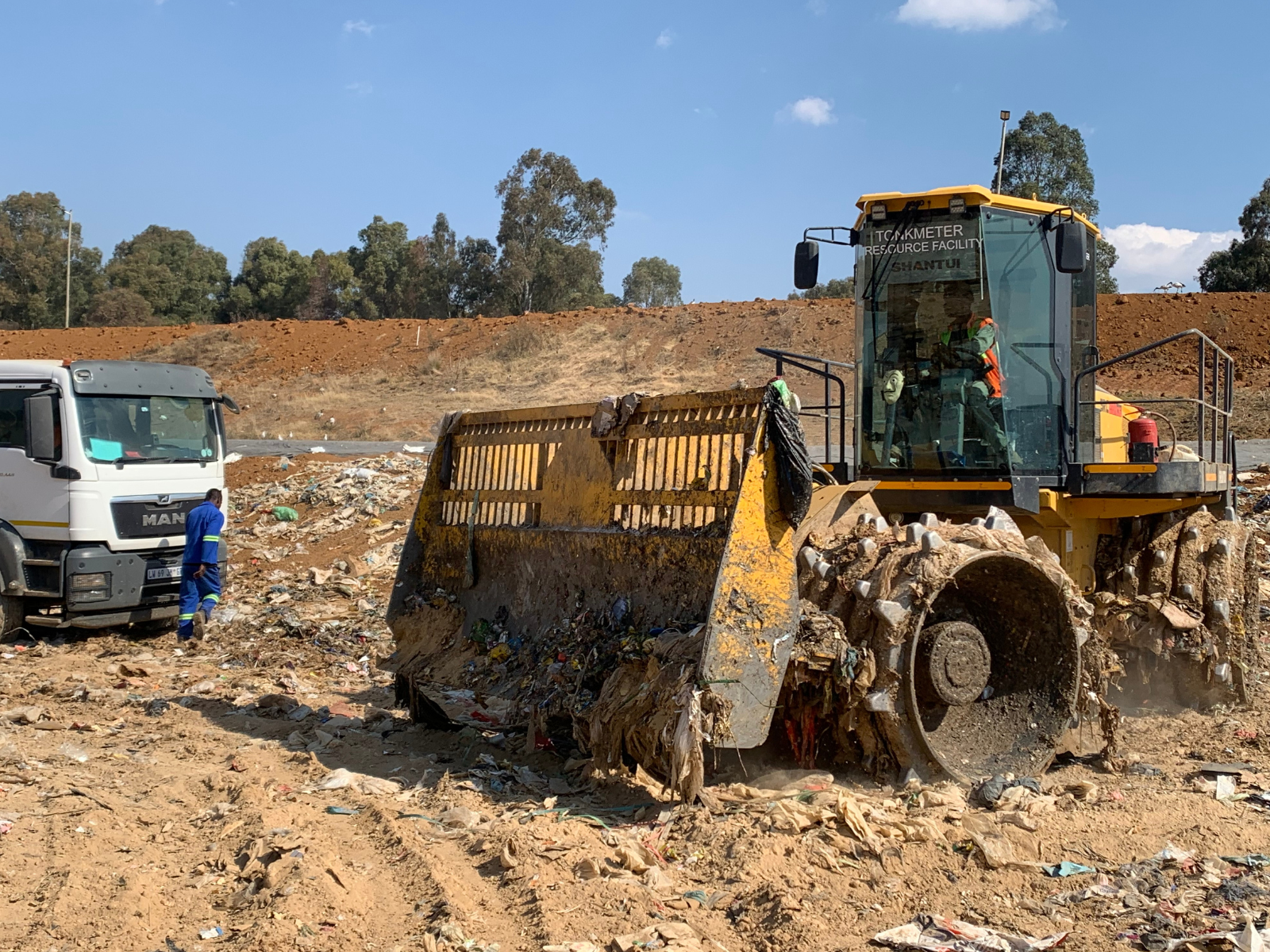 Tonkmeter Recycling centre road clearing