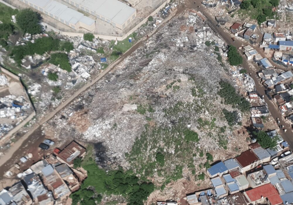 Aerialview of an
illegal dumping
operation in
Kya Sands