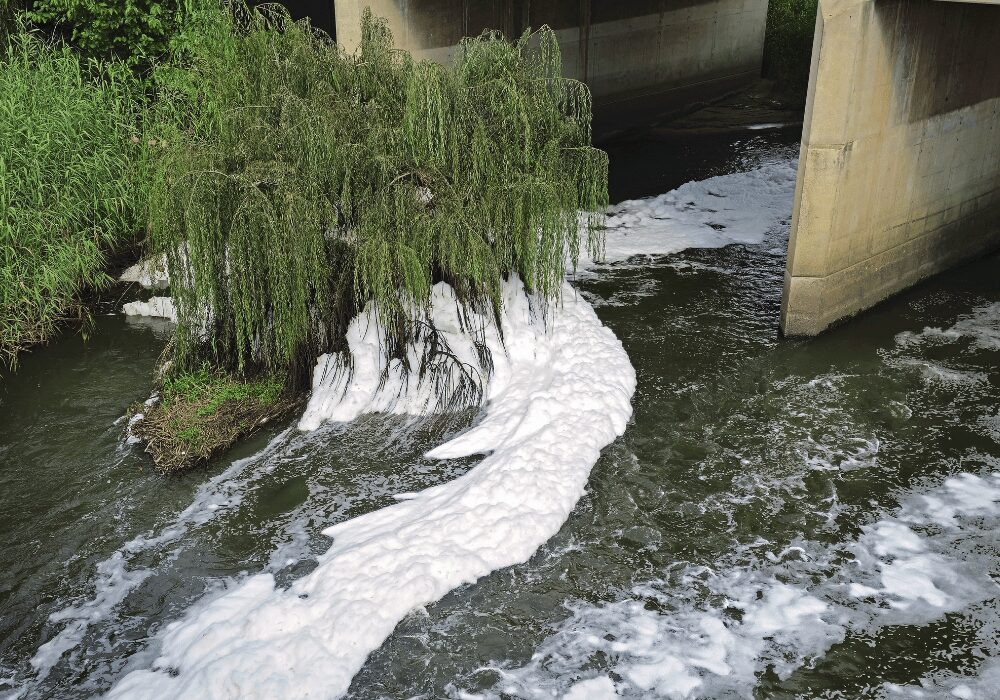 Polluted water running through Kliprivier