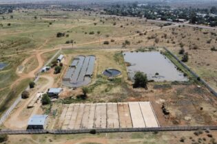 Close aerial: Warrenton WWTW showing the Pasveer ditch