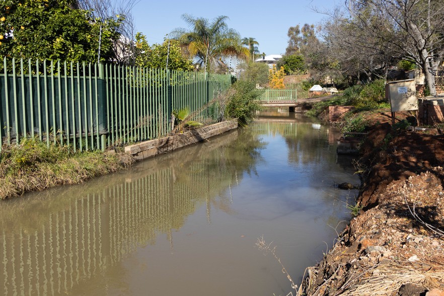 polluted canal borders people’s homes in Upington.