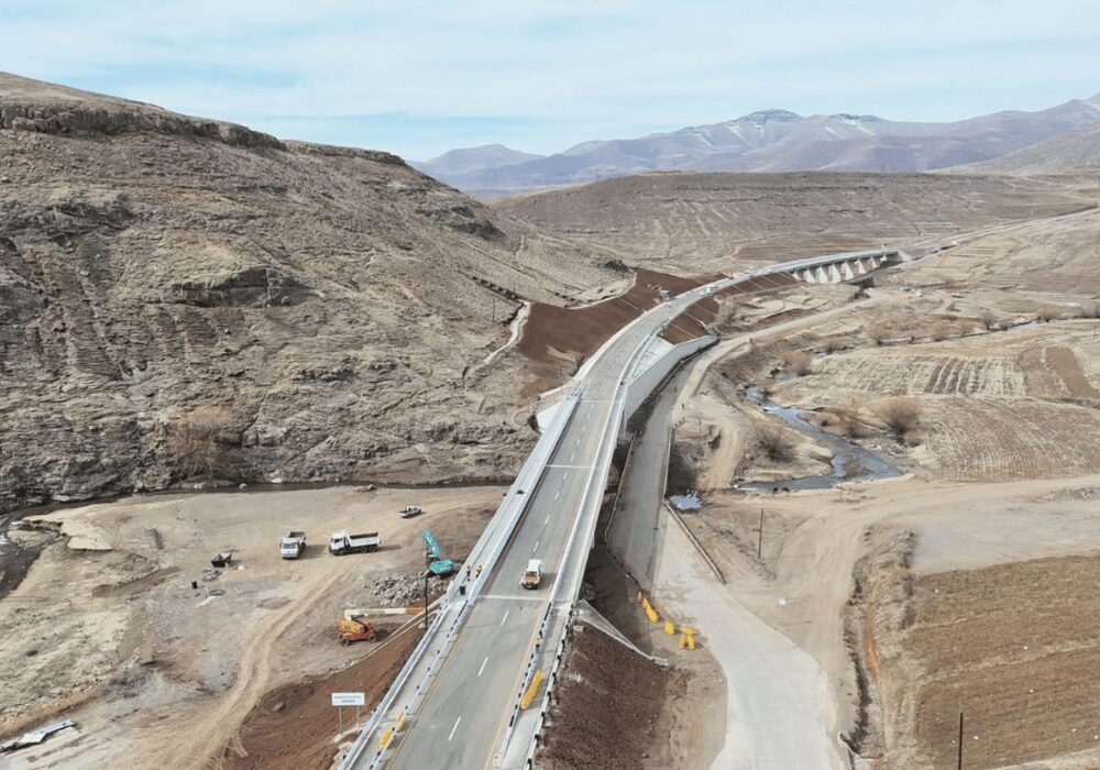 Khubelu and Mabuyaneng Bridge in progress during build