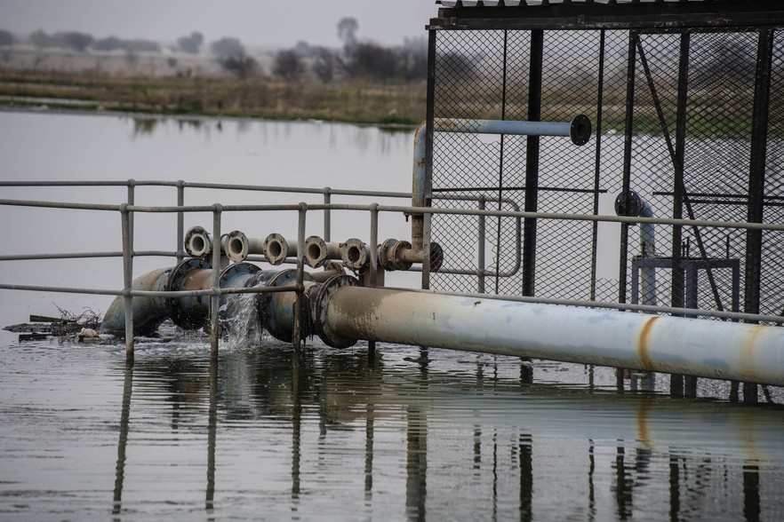 The dysfunctional Sannieshof wastewater treatment plant discharges sewage directly into the Harts River (below).