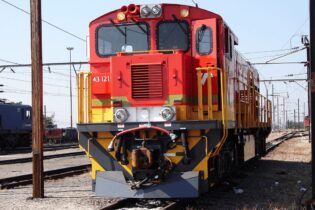 Transnet locomotive South African Class 43-000 train