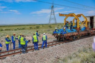 rail-workers-iron-ore-line-maintenance-shutdown